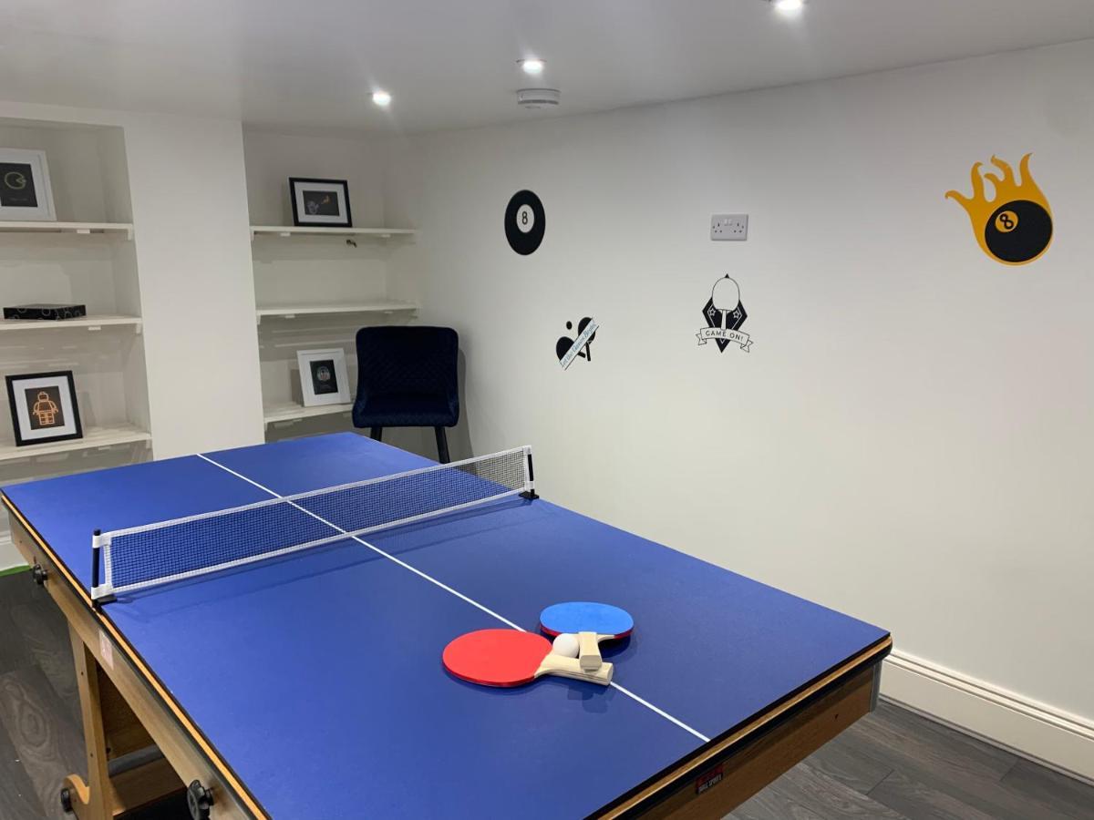 4 Bedroom Home With Garden, Game Room, Parking- Esho Stays Глостър Екстериор снимка