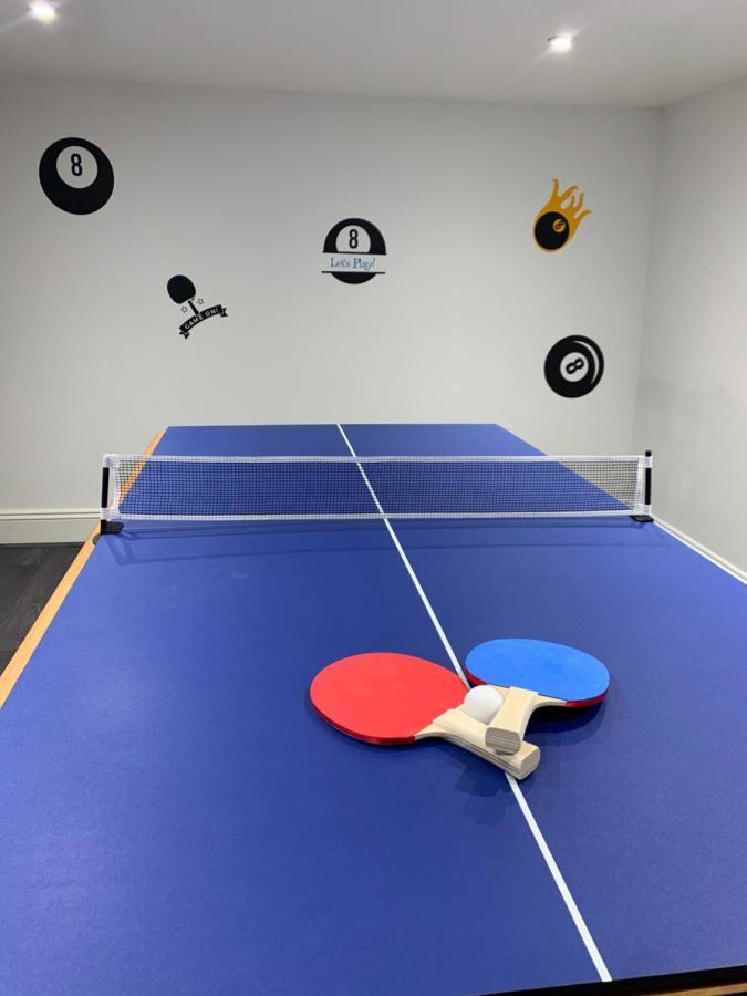 4 Bedroom Home With Garden, Game Room, Parking- Esho Stays Глостър Екстериор снимка